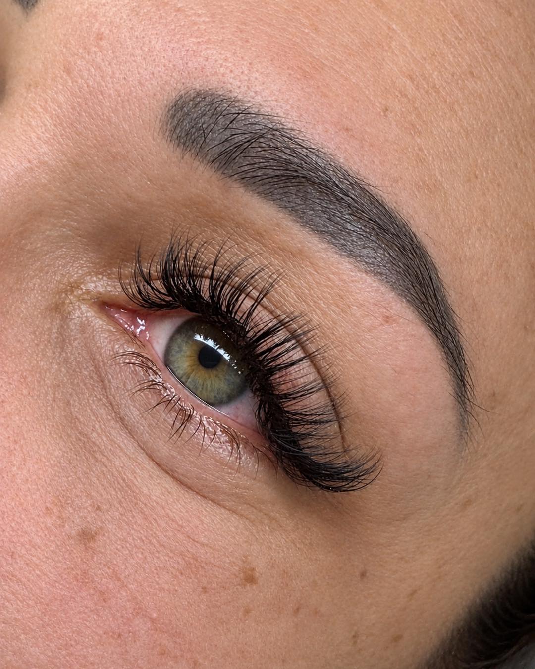 Hybrid wispy eyelash extensions close up